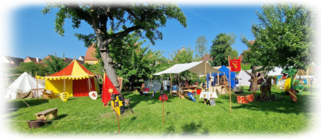 Vereinslager mit Zelten und Besuchern auf einem Markt
